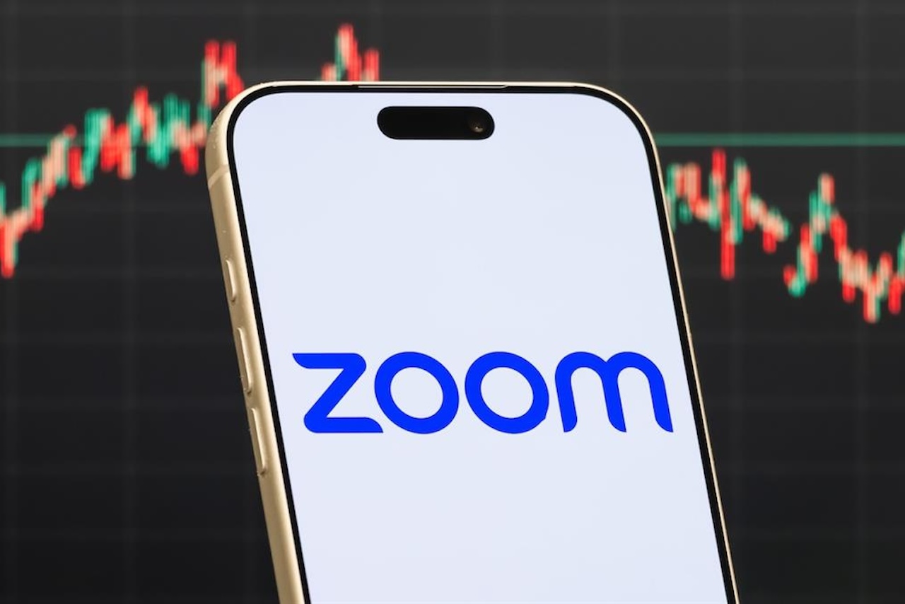 Zoom logo on a smartphone (©GettyImages)